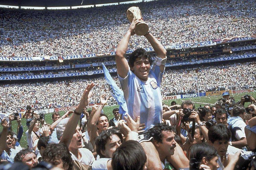 Maradona salta a las canchas de su amigo