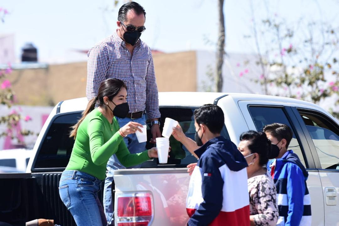 Queretanos brindan alimentos a los familiares de los lesionados