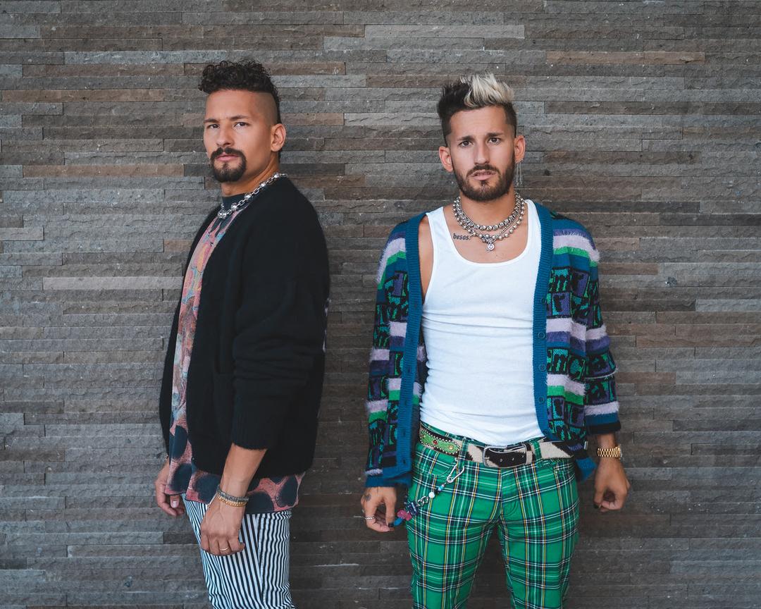 Los hermanos Mau y Ricky presentan su nuevo sencillo “Mal Acostumbrao”