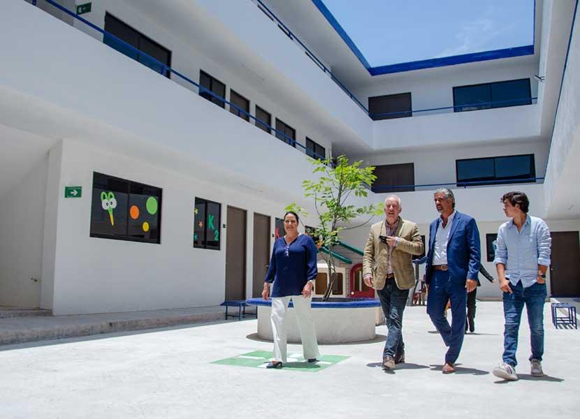 Enrique Vega Inaugura el Colegio Oakland