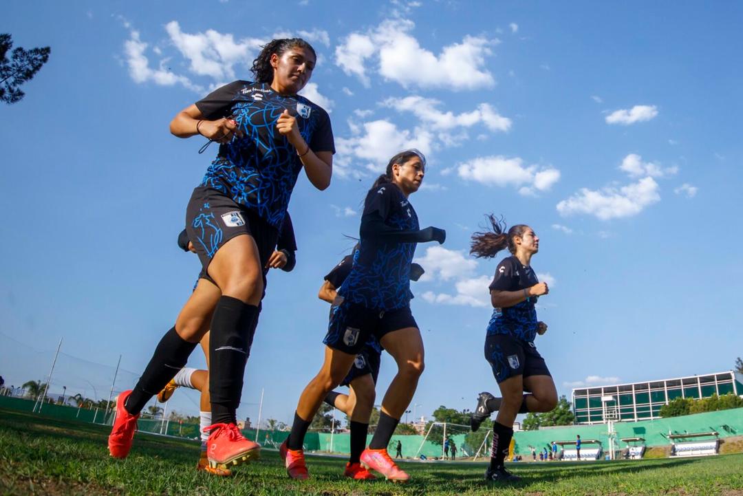 Alberto Arellano volverá a dirigir a Gallos Femenil