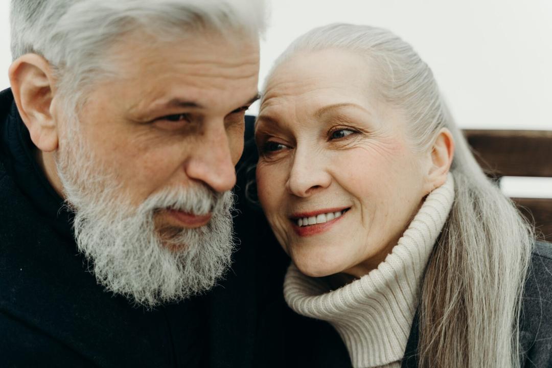 ¿Por qué nos salen canas en el cabello?