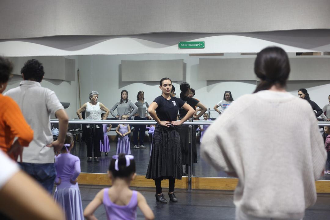 Madres, padres e hijos disfrutan del baile en Proart