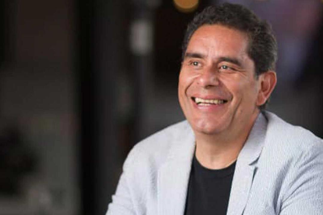 Alejando Amaya presenta ‘Historias desde el diván’, una terapia social hecha libro