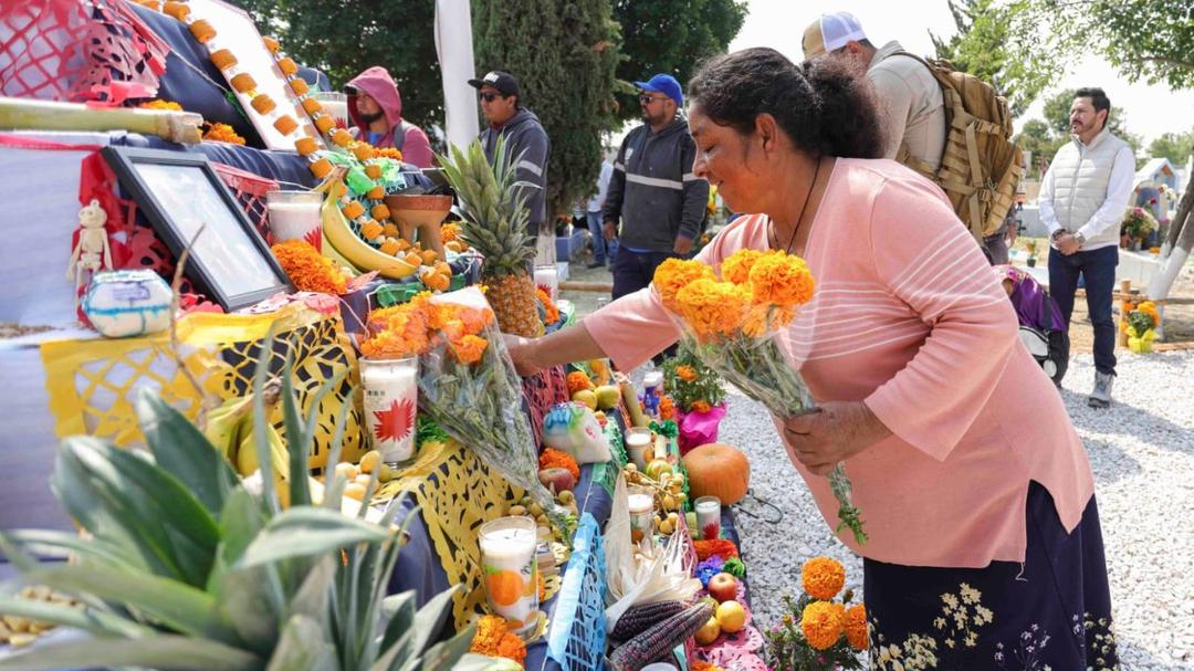 ¡No lo hagas ! ¿Por qué no se puede comer la ofrenda del Día de Muertos?