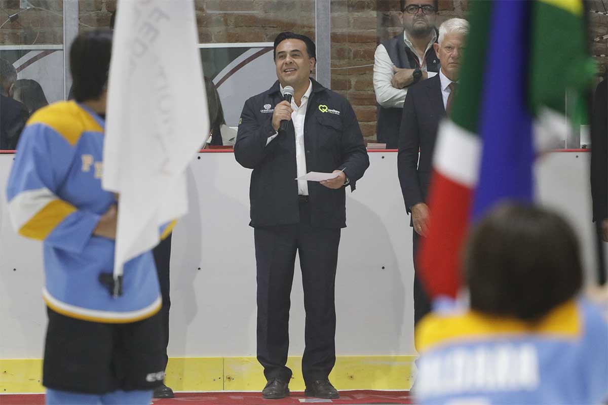El alcalde de Querétaro Luis Nava, en la inauguración del Mundial de Hockey sobre hielo Sub 20. / Foto: Isaí López. 