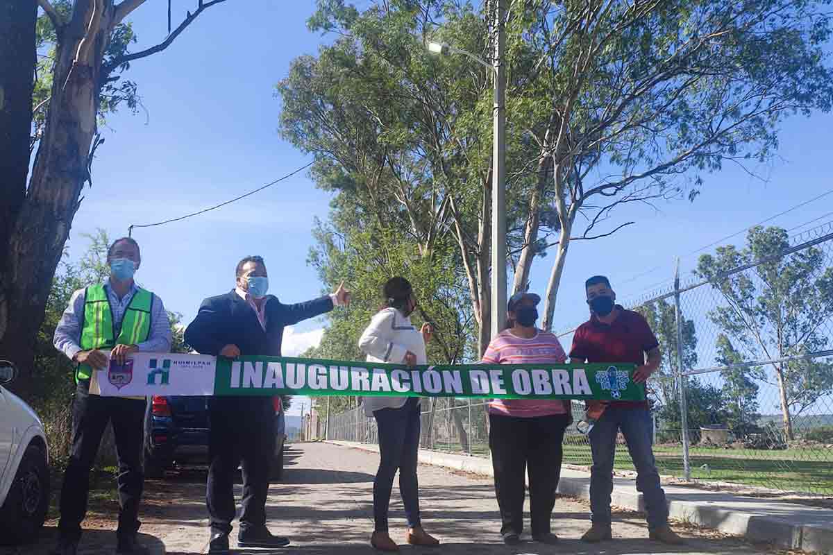 El presidente municipal Juan Guzmán entregó la obra en la comunidad con el objetivo de brindar mayor seguridad a los habitantes de la zona. / Foto: Especial.