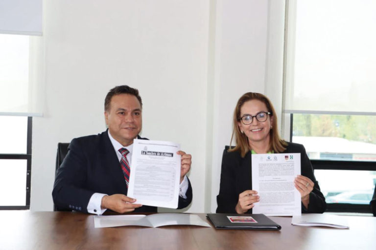 IVEQ y Huimilpan firman convenio para construcción de viviendas