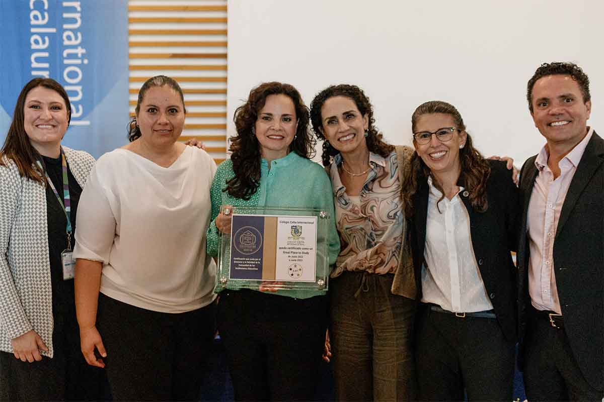 La Mtra. Marcela Altamirano, directora general del Colegio Celta Internacional , recibiendo la certificación del Great Place to Study. / Foto: Isaí López.