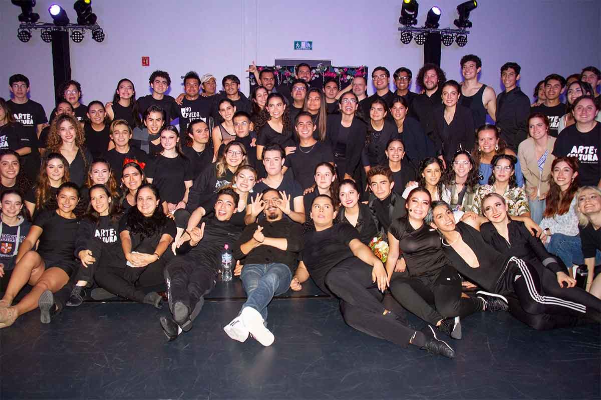 Director, elenco, cantantes, bailarines, músicos y staff felices por el avance de la obra Mamma Mia!. / Foto: Víctor Xochipa.
