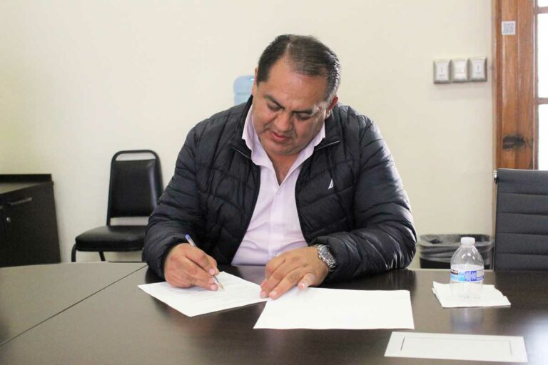 Alcalde de Amealco, René Mejía, presenta examen anticorrupción de manera voluntaria