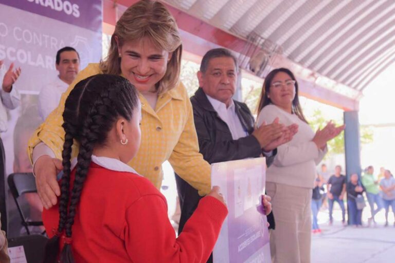 Tequisquiapan entrega seguros escolares en Fuentezuelas