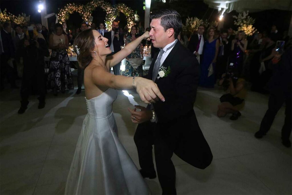 Rodrigo Monsalvo y Ana María Camacho viven boda de ensueño