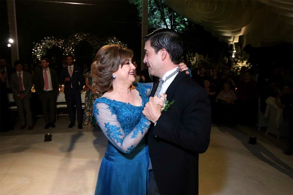 Rodrigo Monsalvo y Ana María Camacho viven boda de ensueño