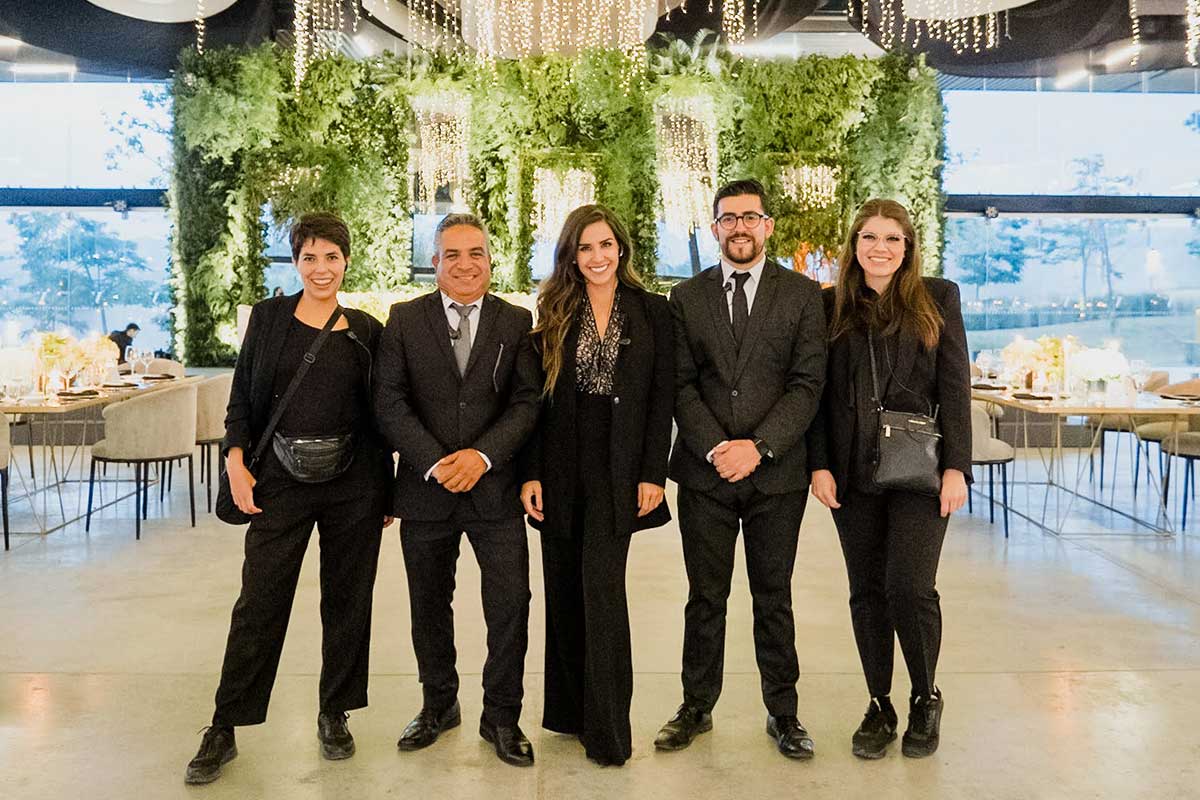 Trabaja en la organización de eventos, trato con proveedores, dirección y la movilización de un equipo de trabajo.