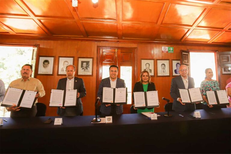 El presidente municipal de Querétaro, Luis Nava, acudió a Pinal de Amoles a firmar el convenio para que los municipios de la zona serrana se sumen al uso de CuelgApp.