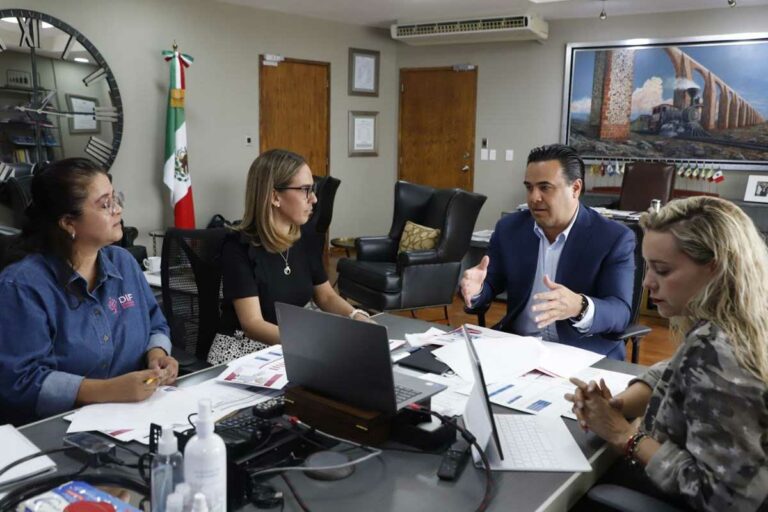 El alcalde Luis Nava, la presidenta del DIF, Arahí Domínguez, y la directora Gabriela Valencia, evaluaron el programa Comedores Contigo.