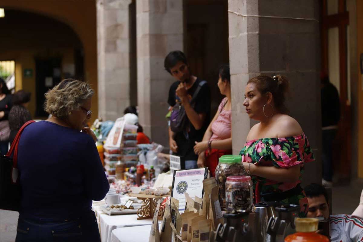 Mujeres emprendedoras presentan desfile y feria de "Creadoras"