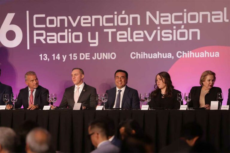 El Presidente Municipal de Querétaro, Luis Nava, asistió como invitado de honor a la tradicional comida de radiodifusores.