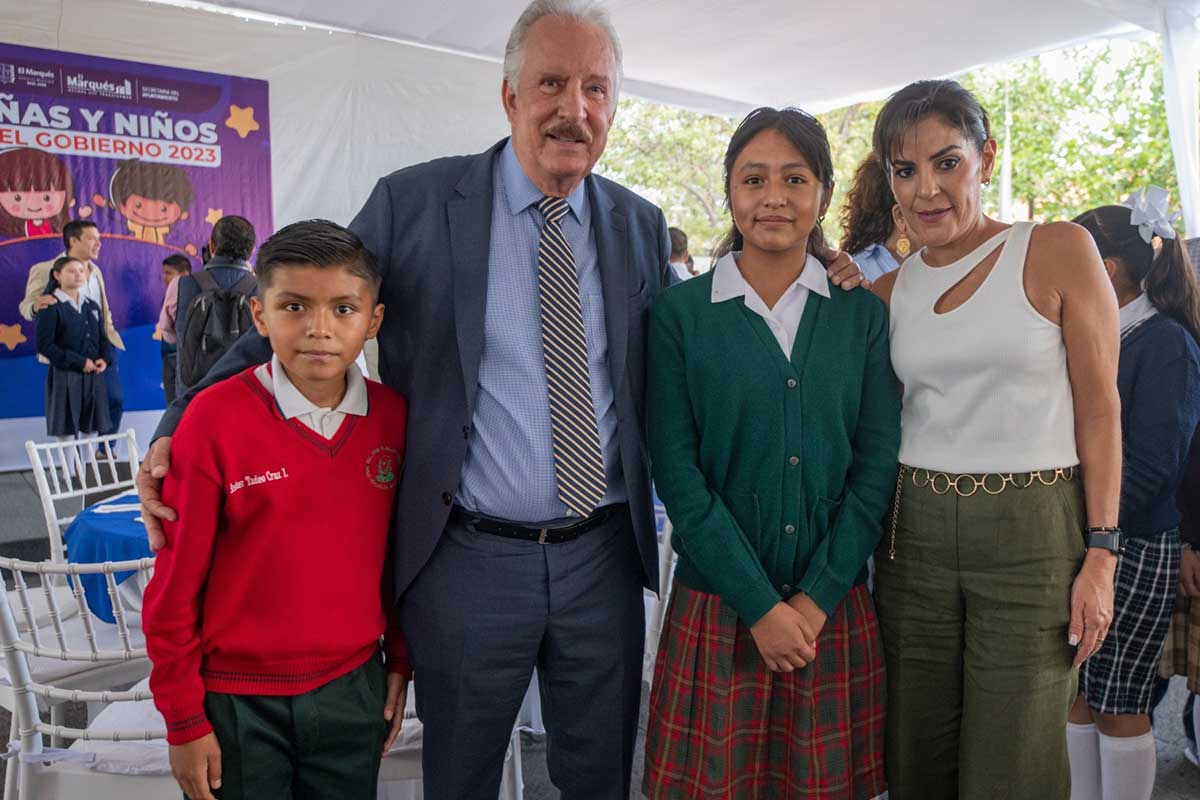 El alcalde dio la bienvenida a estudiantes sobresalienres en el evento 'Niñas y Niños en el Gobierno 2023'.