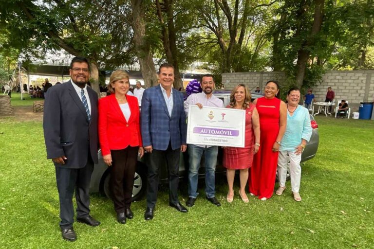 Toño Mejía conmemora a más de mil docentes en Tequisquiapan