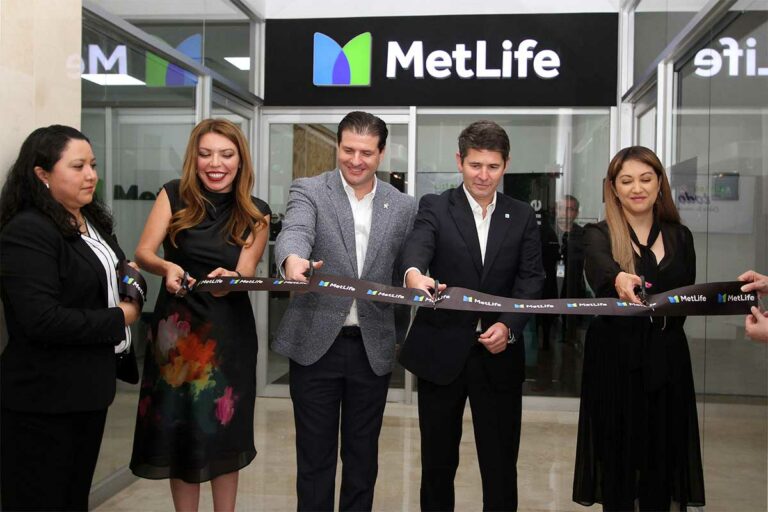 1 MetLife trabaja Costumer Care de sus asegurados. MetLife, la aseguradora líder de servicios médicos en México, anunció una alianza con Grupo Star Médica.