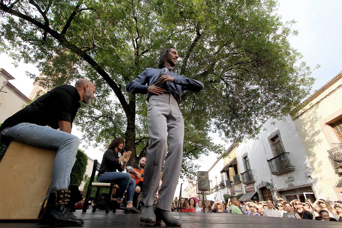 13. Querétaro sigue siendo la capital del flamenco. Se presentaron a varios de los participantes e invitados, exponentes que llenarían las calles y recintos queretanos de baile flamenco.