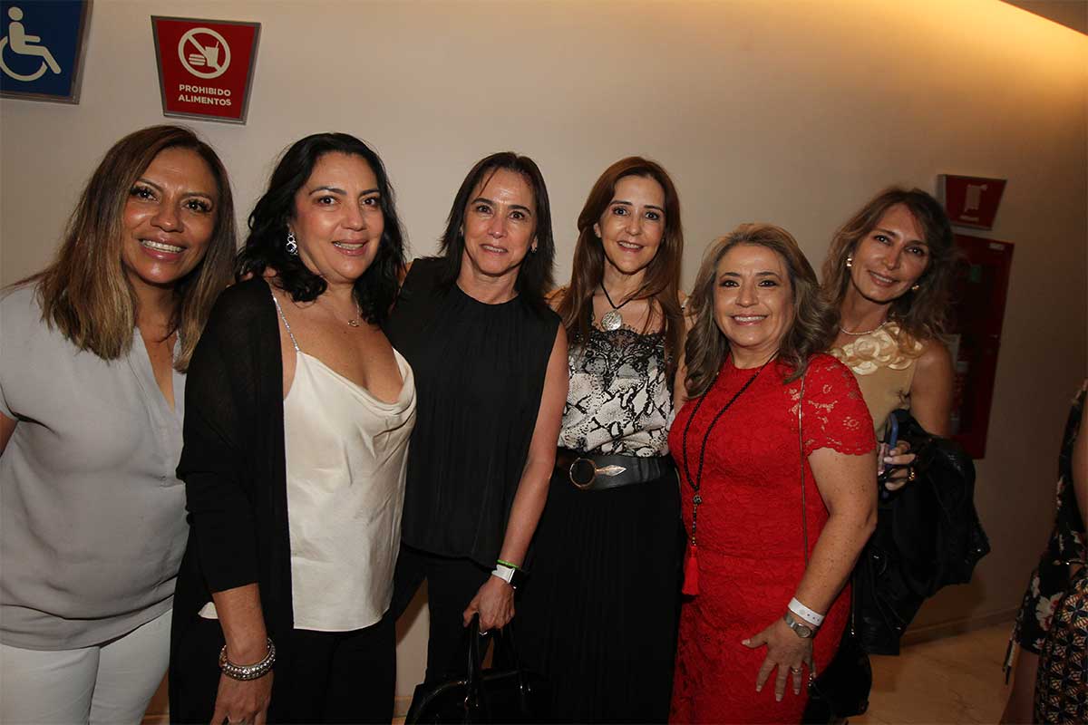 5 Ibérica rinde homenaje al 'Pollo' Torreslanda. Gaby Badillo, Silvia Albarrán, Clemencia Ramírez, Olivia Herbert, Gaby Vega y Raquel Rivera.