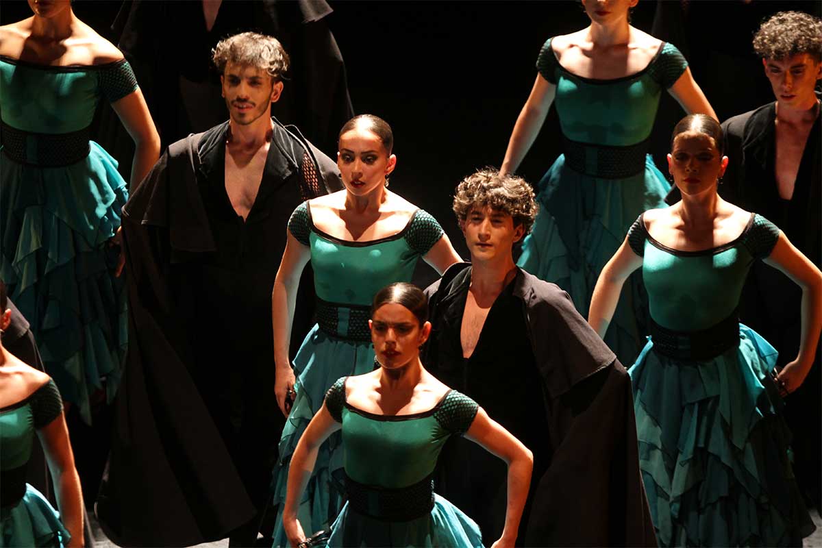 8 Ibérica rinde homenaje al 'Pollo' Torreslanda. La función de danza clásica y flamenco empezó con un grupo de jóvenes que iluminaban el escenario con su talento.