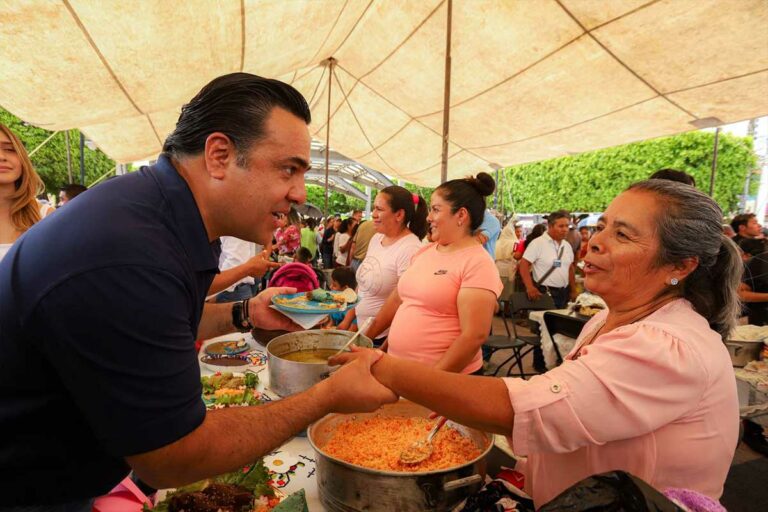 El alcalde Luis Nava asistió a la Feria del Mole y la Tortilla que inició con la bendición de los alimentos para honrar a Santa María Magdalena.