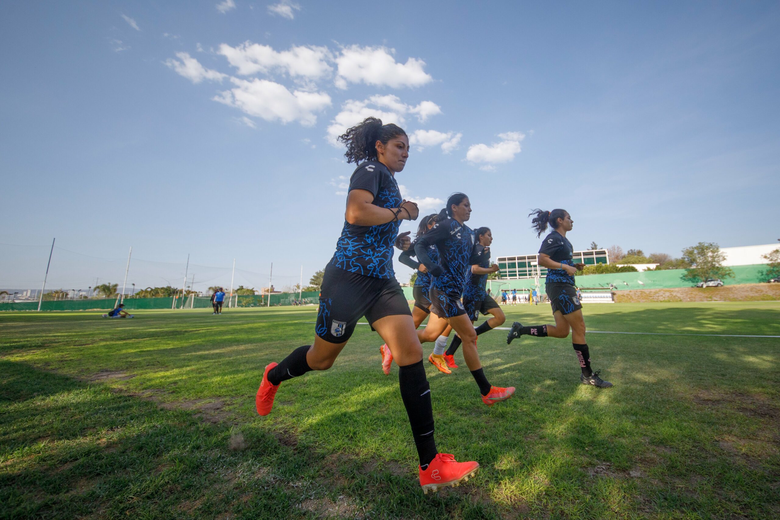 Posponen primer partido de Gallos Femenil