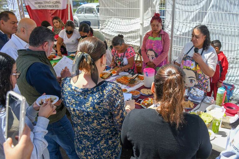 Durante la Primera Jornada Nacional de Salud participaron mujeres amealcenses en un concurso de comida saludable.