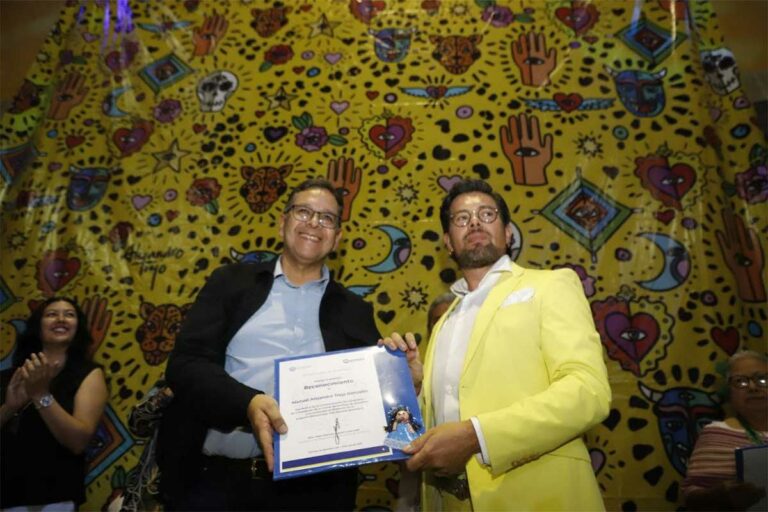 El programa artístico cultural '492 Razones' y la Estudiantina de la Universidad Autónoma de Querétaro recibieron un reconocimiento por las autoridades municipales.