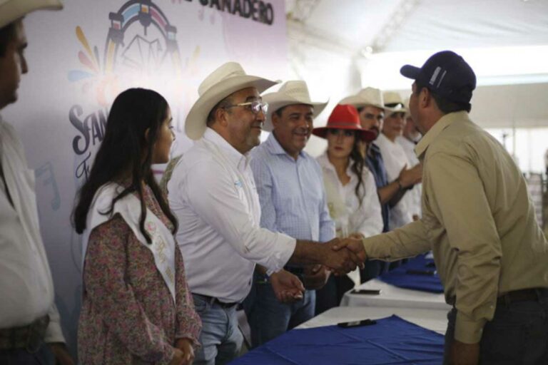 Durante el encuentro, el presidente de la Unión Ganadera Regional de Querétaro (UGRQ), Romualdo Moreno Gutiérrez, entregó el cheque simbólico de remanente de feria y un termo para dosis de semen a la Asociación Ganadera Local de San Juan del Río