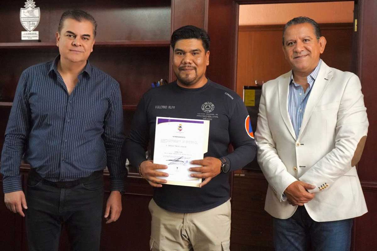 Sergio Trejo Ugalde recibió del alcalde de Tequisquiapan el nombramiento como director de Protección Civil.