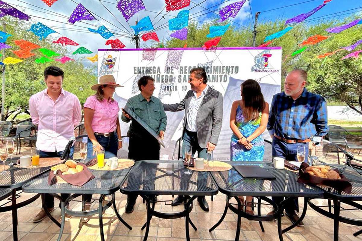 El presidente municipal Antonio Mejía Lira destacó el trabajo que ha realizado la familia Treviño al frente de la vitinivícola San Juanito.
