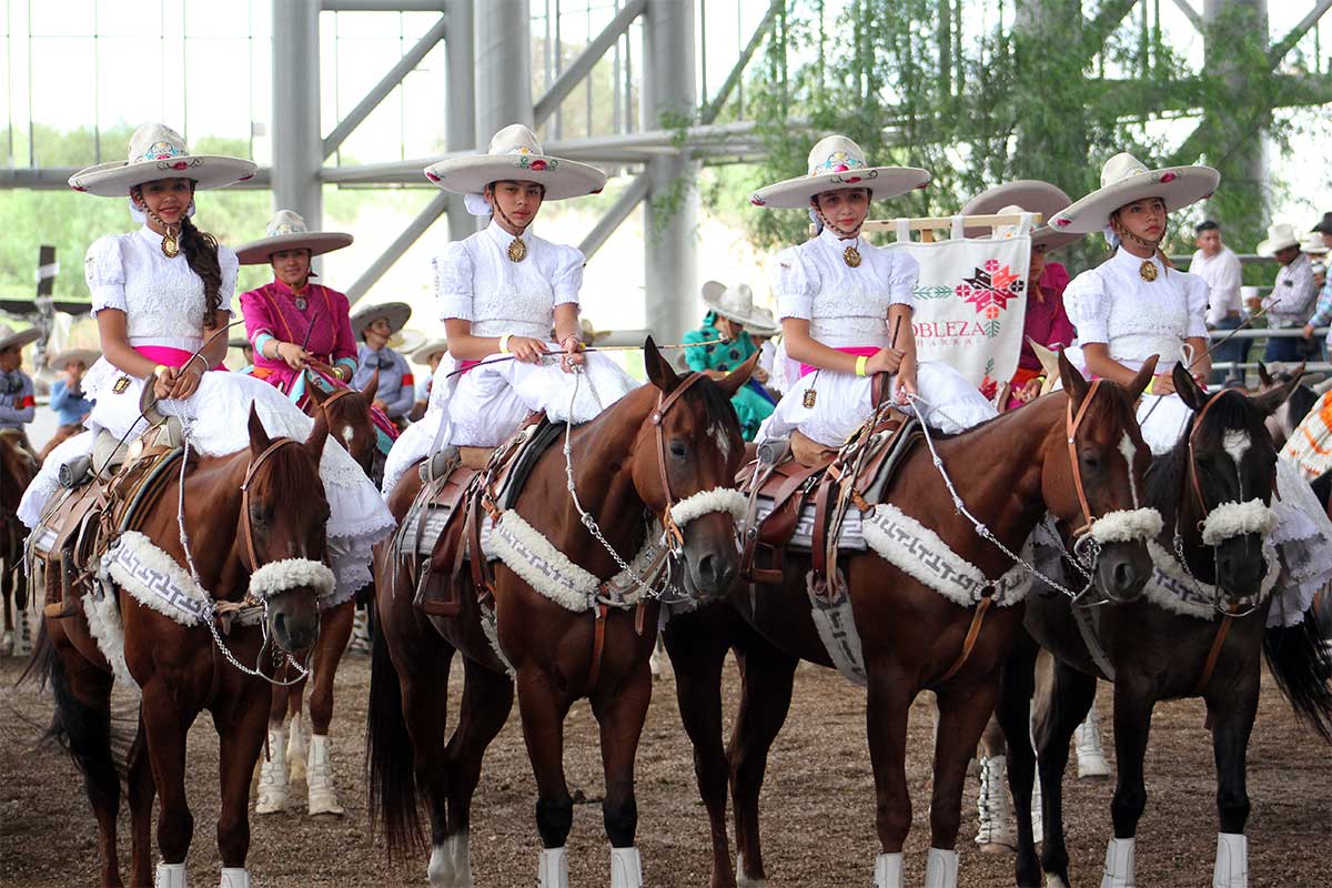 11 Escaramuzas campeonas. Las escaramuzas de EULUZA portan un vestido de ‘Adelita’, de acuerdo al reglamento de la Federación Mexicana de Charrería