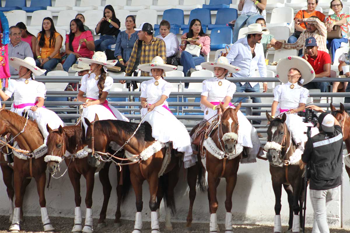 14 Escaramuzas campeonas. Con aplausos iniciaba el camino de las futuras campeonas del certamen en Querétaro