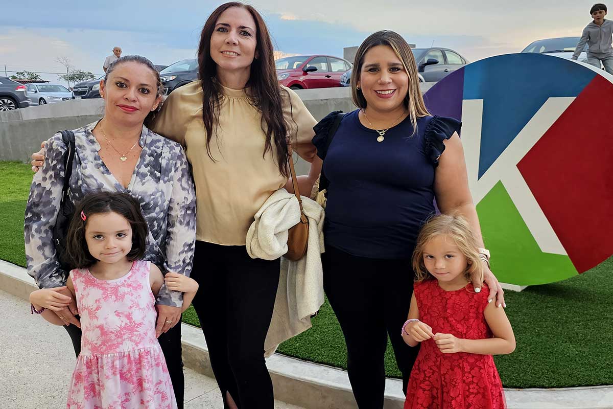 5 Crece la familia del colegio Viktor Frankl. Laura Siordia, Caro Sánchez y Pamela Esparza, con los niños Fer y Lauti.