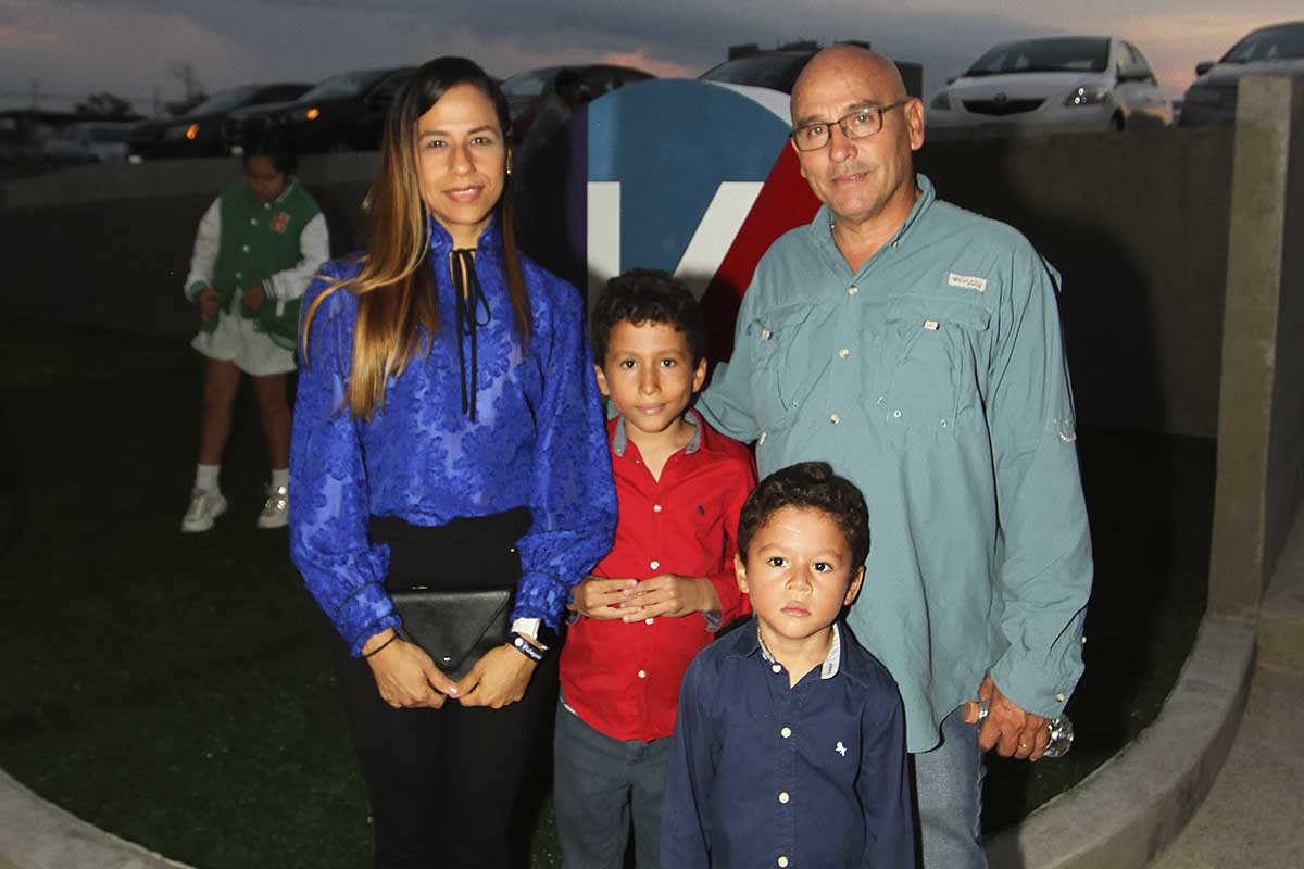 8 Crece la familia del colegio Viktor Frankl. Yulia Rondón y Daniel Santana, con los niños Daniel y Gabriel.