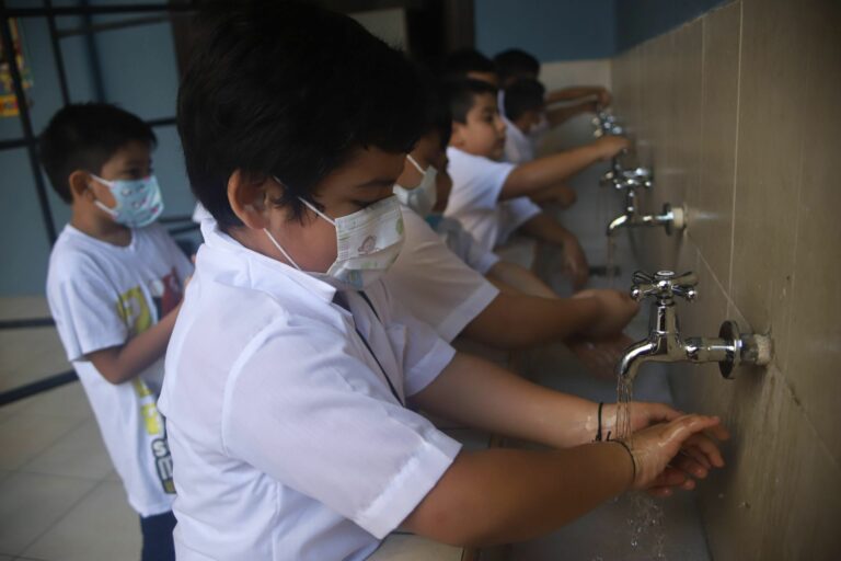 Por alza en casos de COVID, especialistas piden mayor sanitización en escuelas