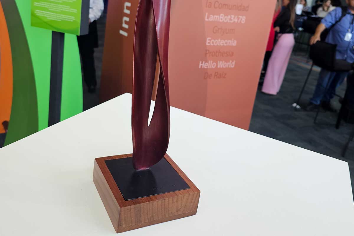7 Tecnológico de Monterrey premia a líderes sociales. Los ganadores fueron reconocidos con la escultura 'Luz Interior'.