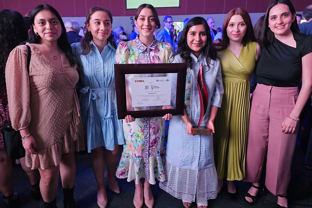 9 Tecnológico de Monterrey premia a líderes sociales. Fer Arvízu, Carol Salas, Adriana González, María José Villegas, Paulina González e Isabel Pérez; ganadoras de la categoría Innovación social estudiantil.