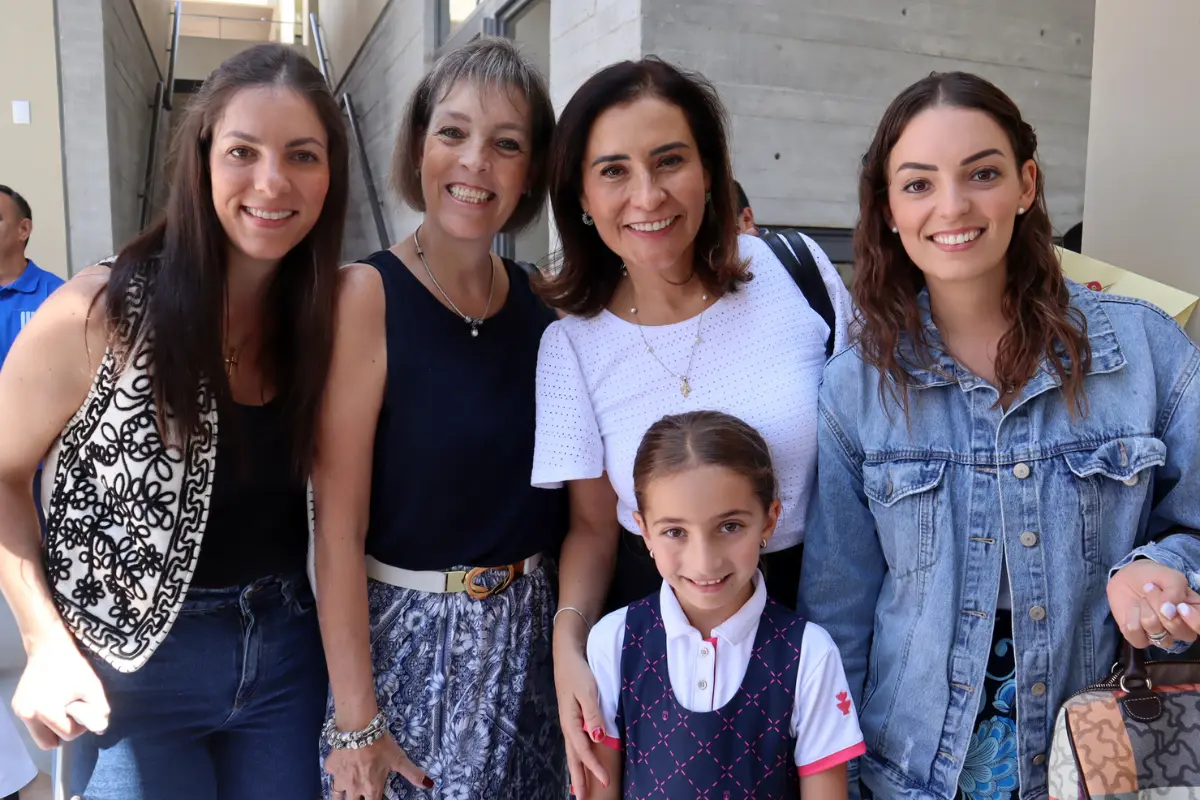 16 Así fue la bendición del Colegio Fontanar Campanario. Mariana Chimés, 'Guera' Chimés, Coral Martel, Gaby Chimes y la niña Ana Paula.