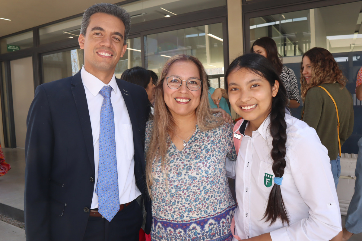 7 Así fue la bendición del Colegio Fontanar Campanario. Arturo Ruiz, Diana Montoya y la niña Paola.