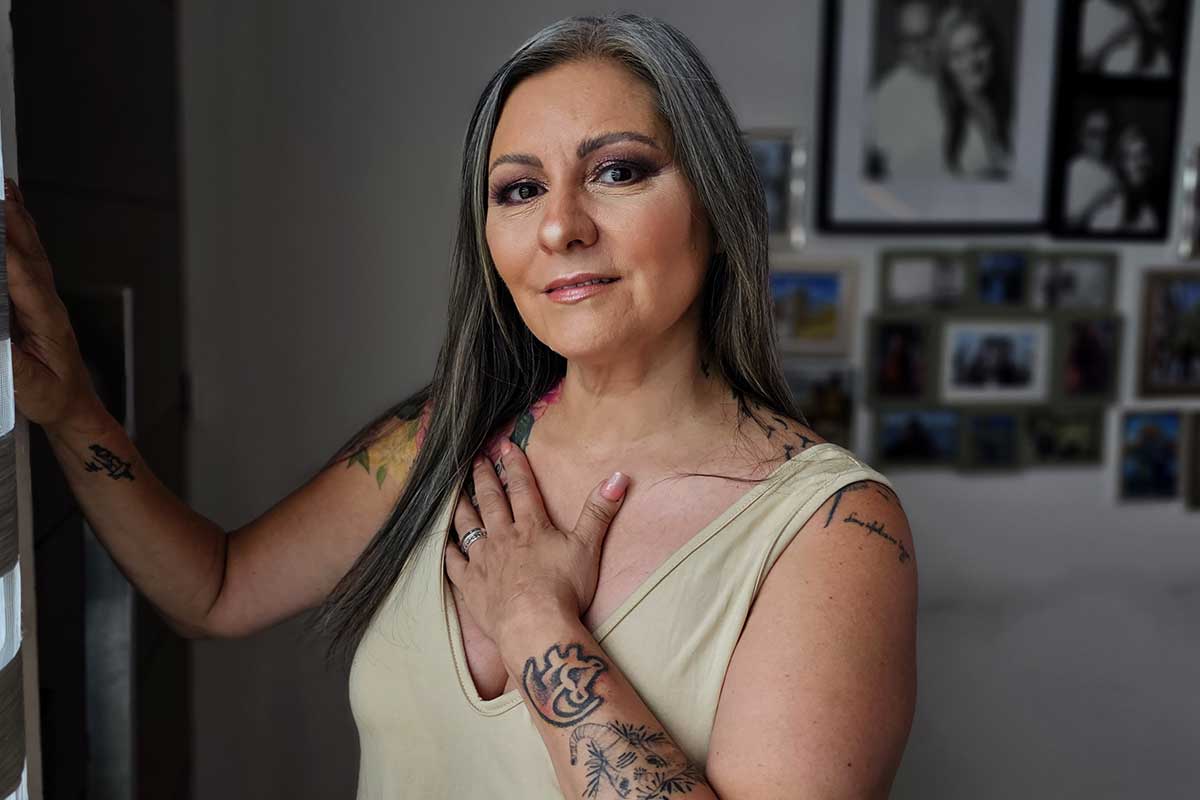 7 Testimonios de lucha contra el cáncer de mama. Paty Bacelis, comediante de standup, madre de familia y sobreviviente del cáncer de mama