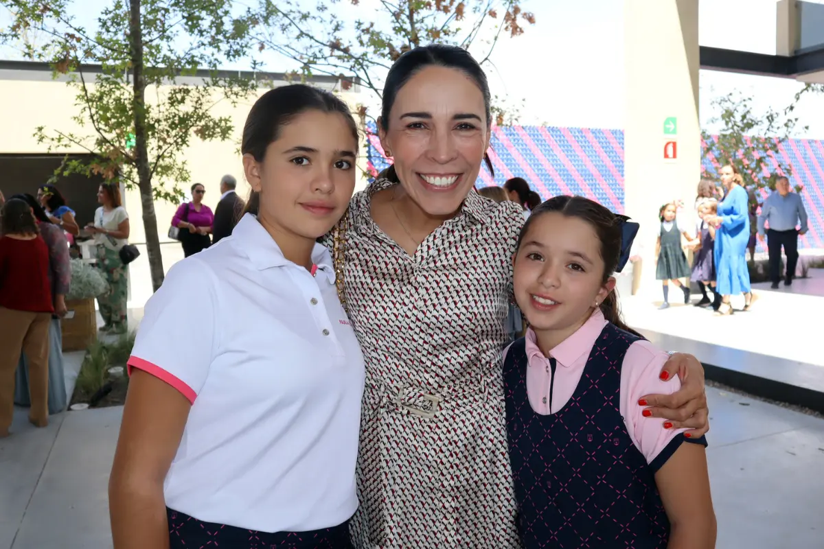 9 Así fue la bendición del Colegio Fontanar Campanario. Carolina Osornio, con las niñas Paola y Emilia.