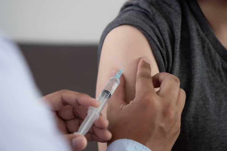 Inicia vacunación contra COVID-19 e influenza estacional a nivel nacional