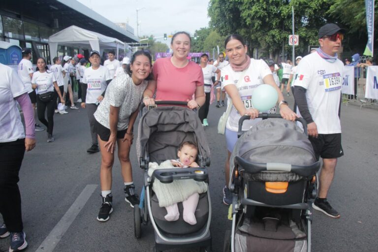 Una familia que corre unida en el Querétaro Maratón
