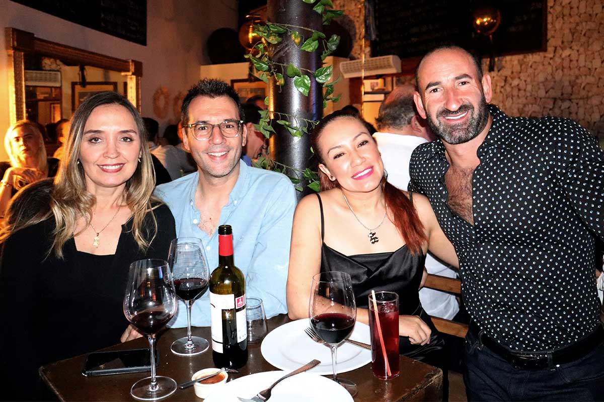 16 Restaurante Taberna El Quillo celebra su 10 aniversario. Sandra Oria, David Golzarri, Elizabeth Núñez y Rodrigo Carus.